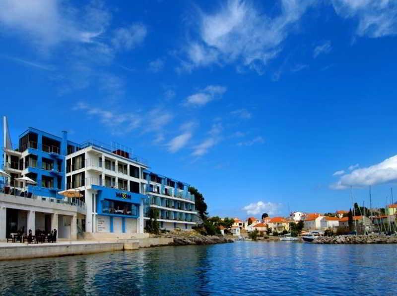 Hotel Maxim Божава Экстерьер фото