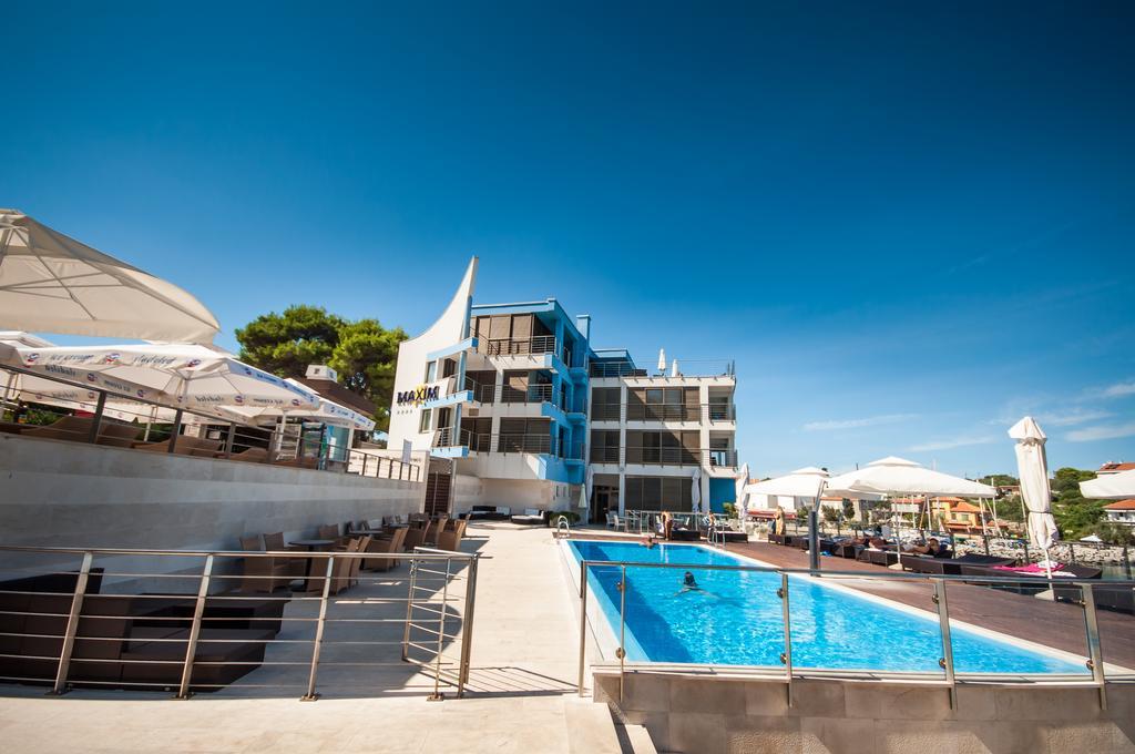 Hotel Maxim Божава Экстерьер фото