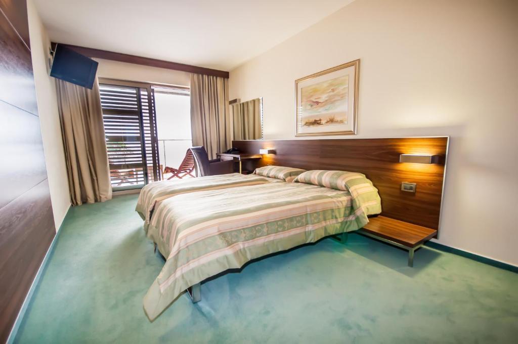 Hotel Maxim Божава Экстерьер фото