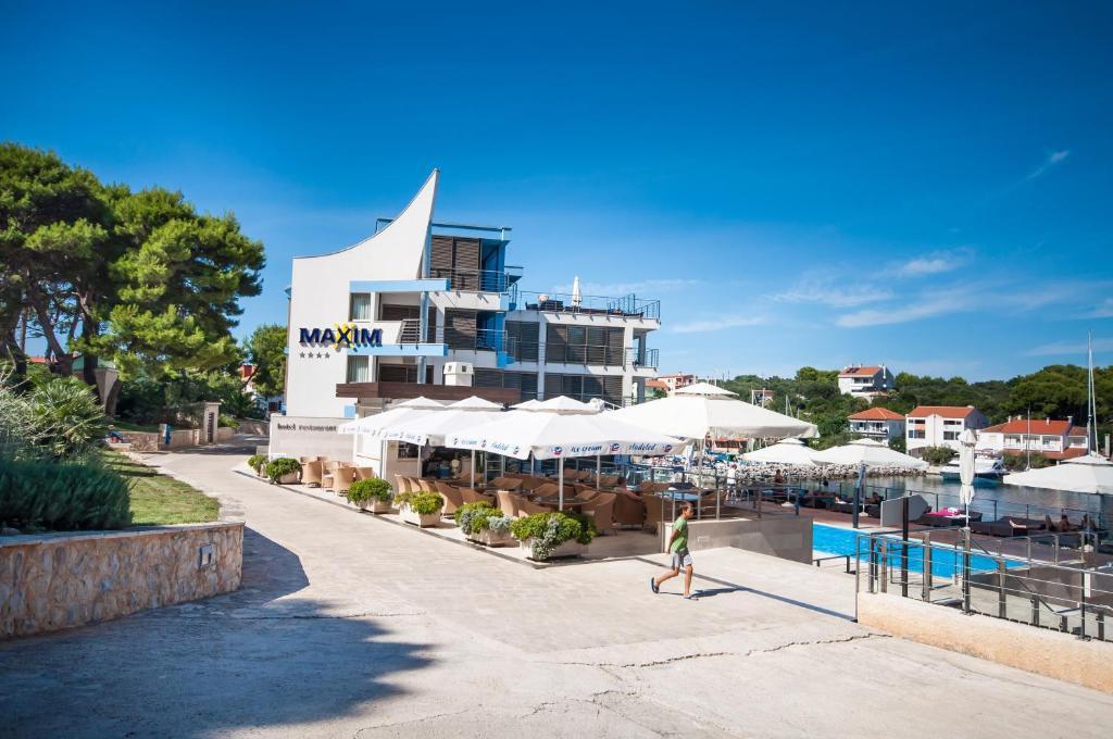 Hotel Maxim Божава Экстерьер фото