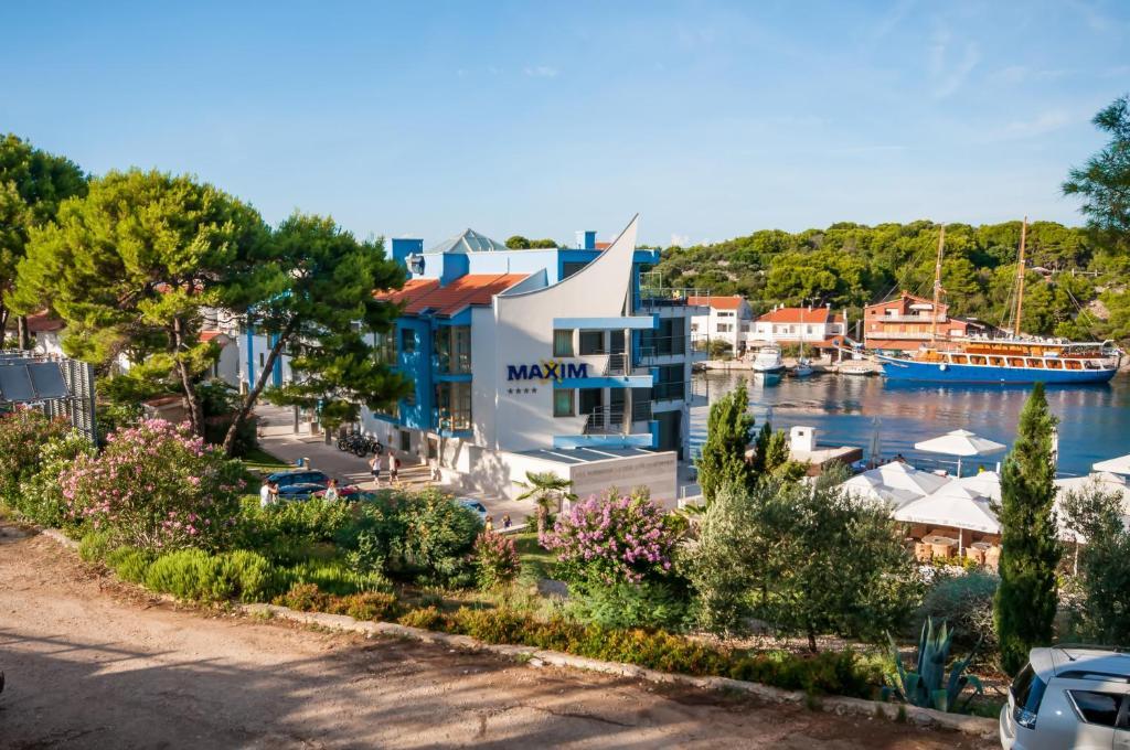 Hotel Maxim Божава Экстерьер фото