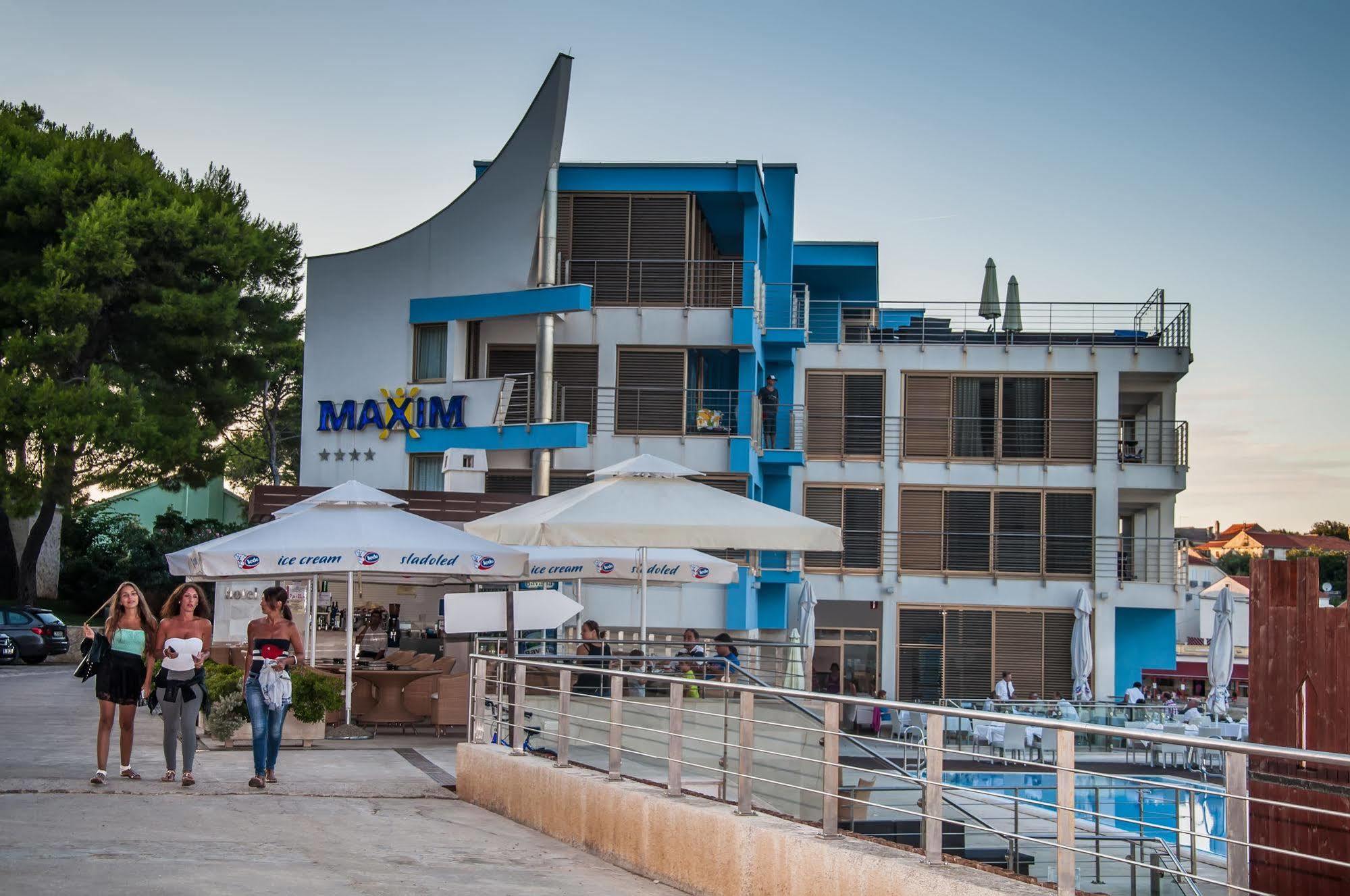 Hotel Maxim Божава Экстерьер фото