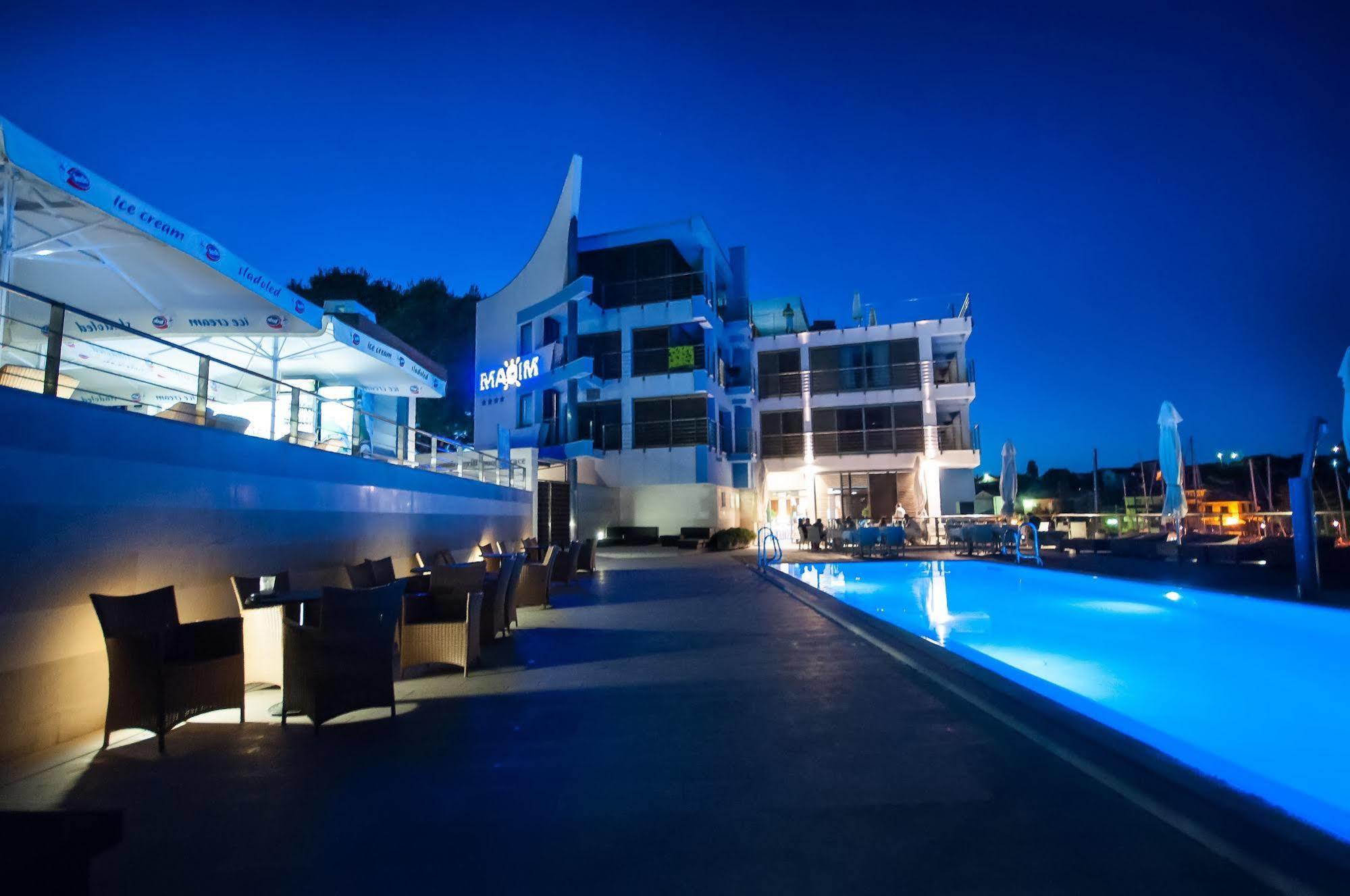 Hotel Maxim Божава Экстерьер фото