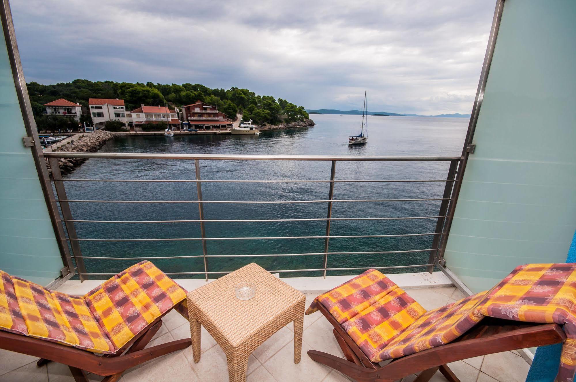 Hotel Maxim Божава Экстерьер фото