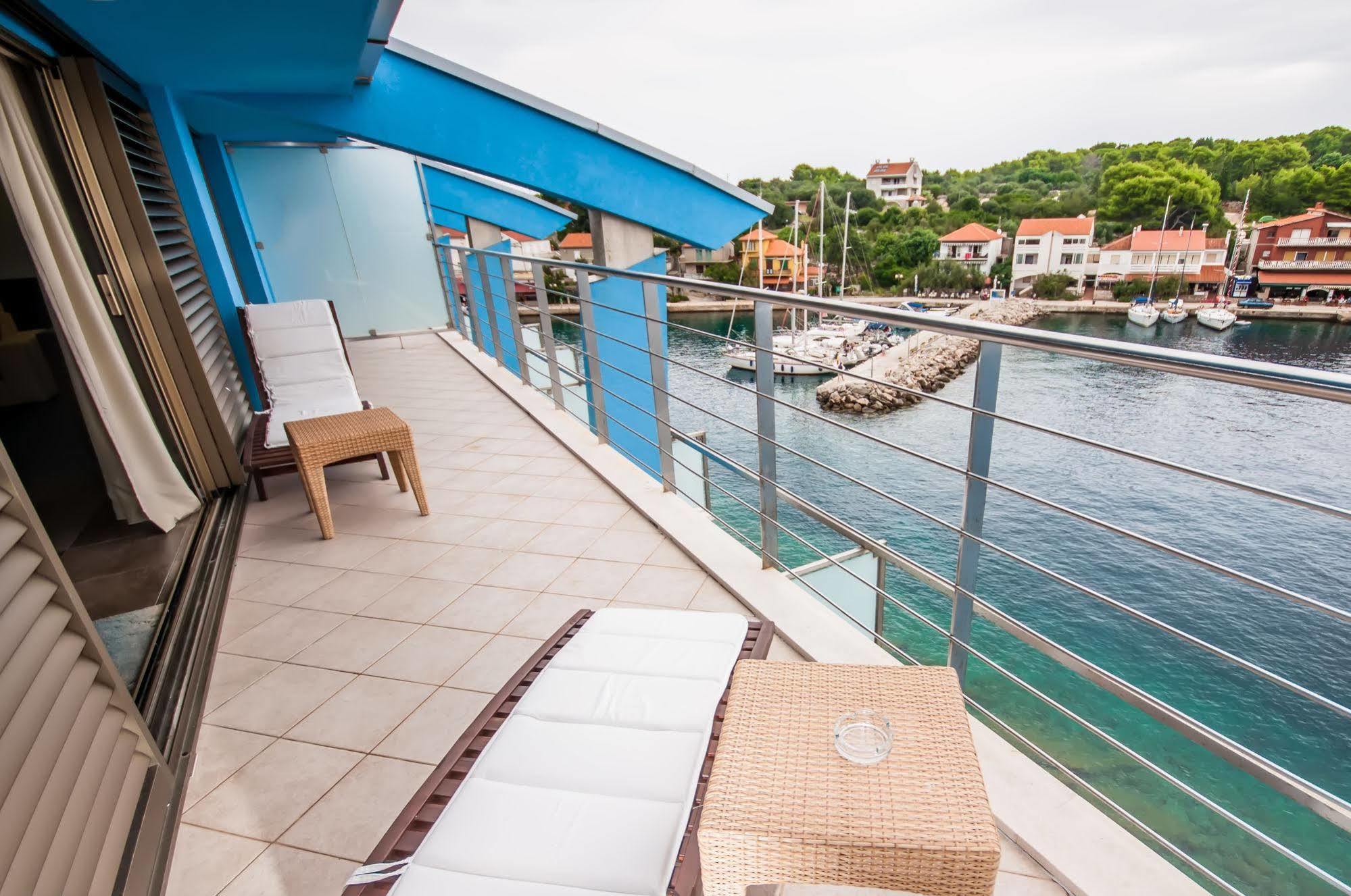 Hotel Maxim Божава Экстерьер фото