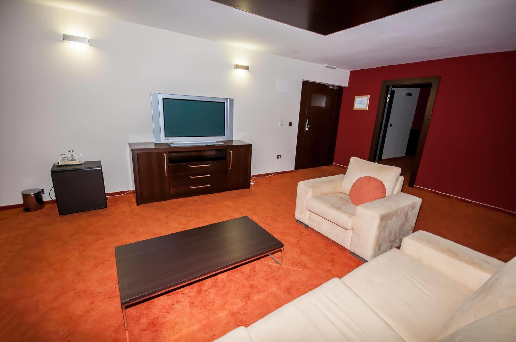 Hotel Maxim Божава Экстерьер фото