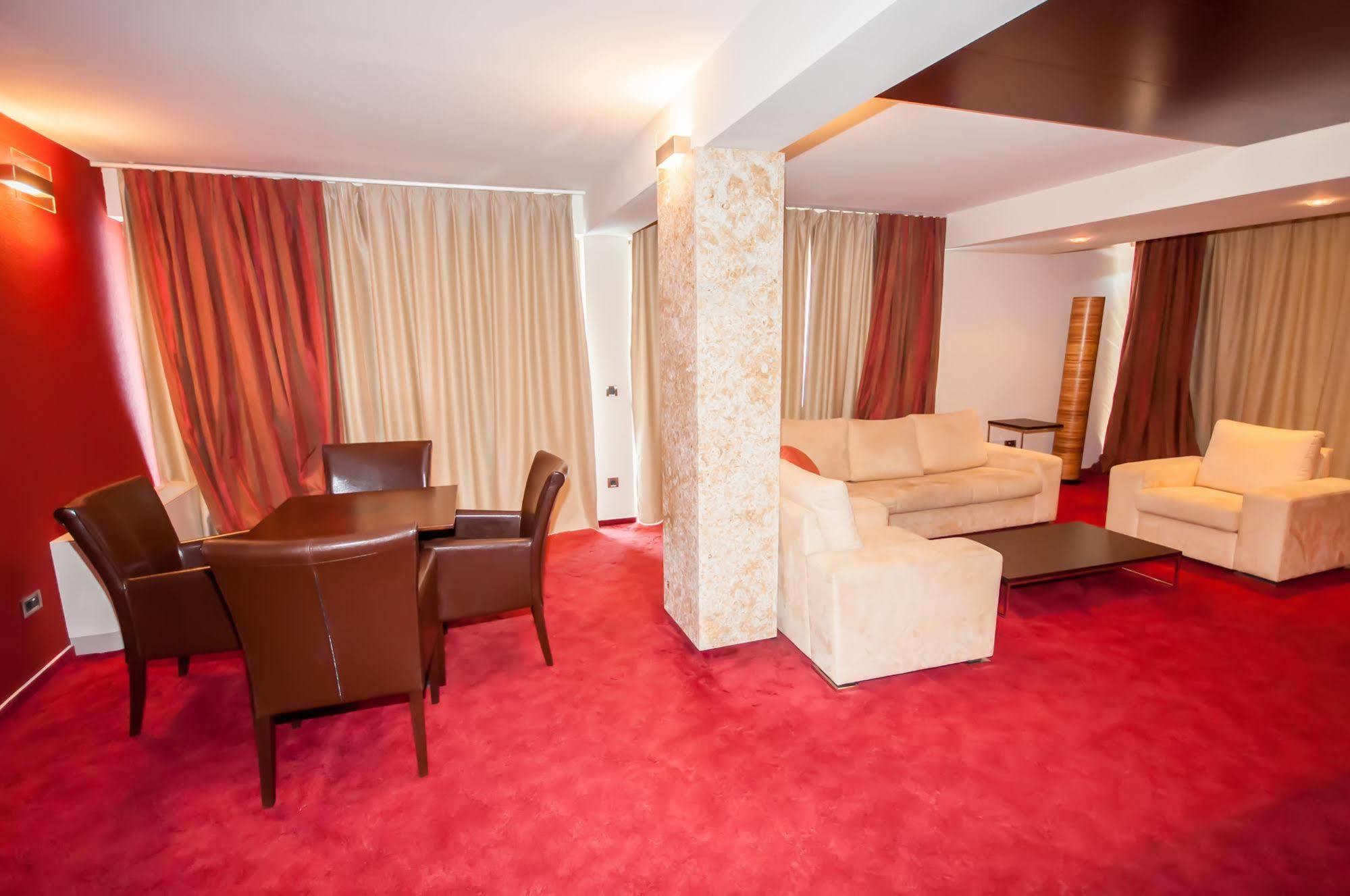 Hotel Maxim Божава Экстерьер фото