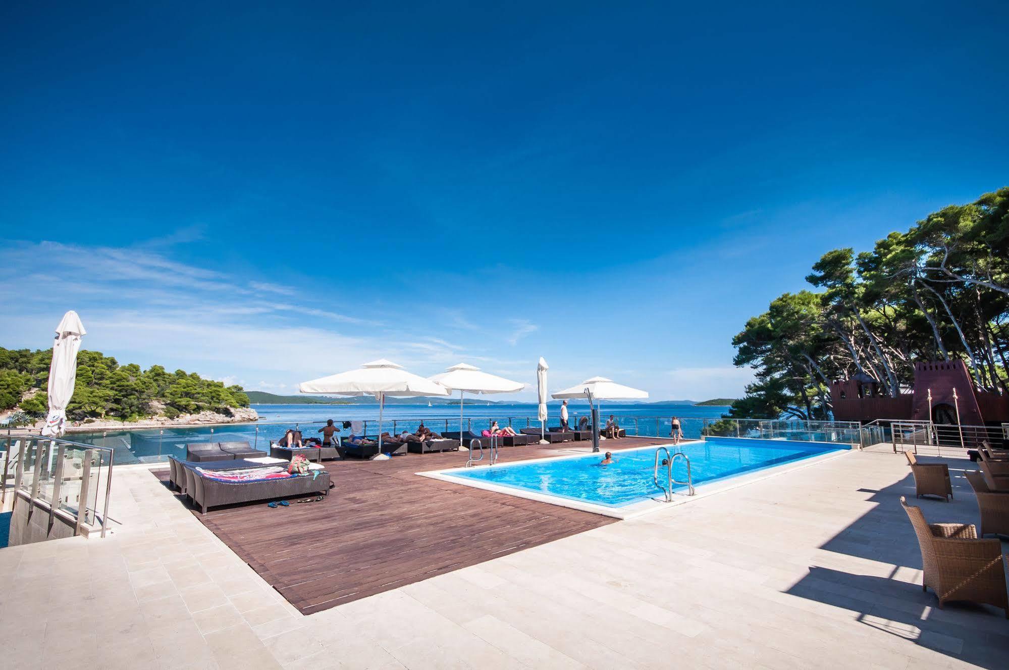 Hotel Maxim Божава Экстерьер фото